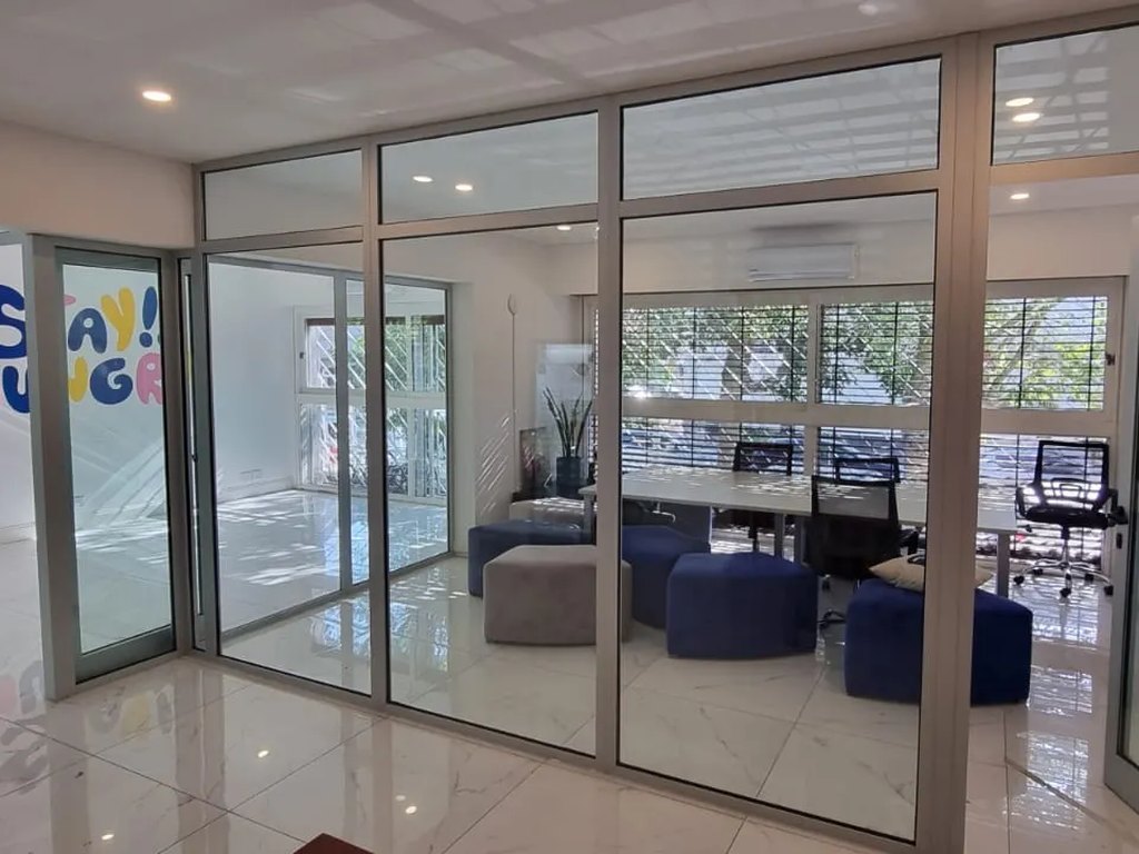 Carpintería de aluminio y vidrio instalada por Plus Metal