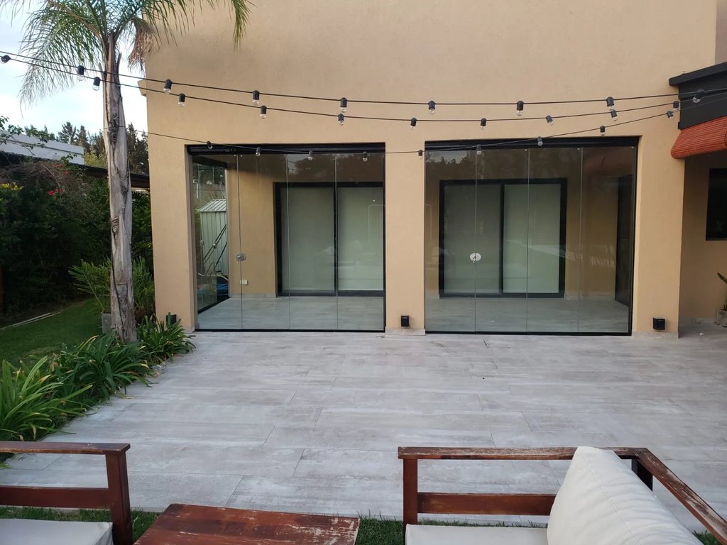 Cerramiento de aluminio y vidrio realizado por Plus Metal