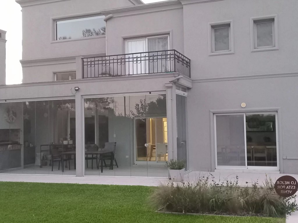 Cerramiento de balcón con aluminio y vidrio de Plus Metal