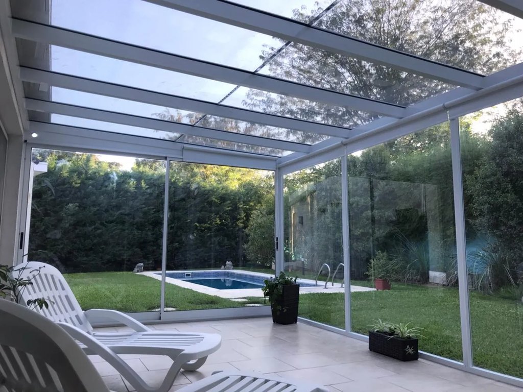 Cerramiento de aluminio y vidrio instalado por Plus Metal en Zona Norte