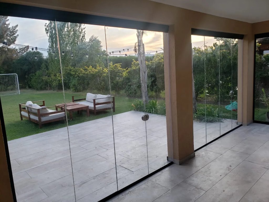 Cerramiento exterior de aluminio y vidrio construido por Plus Metal