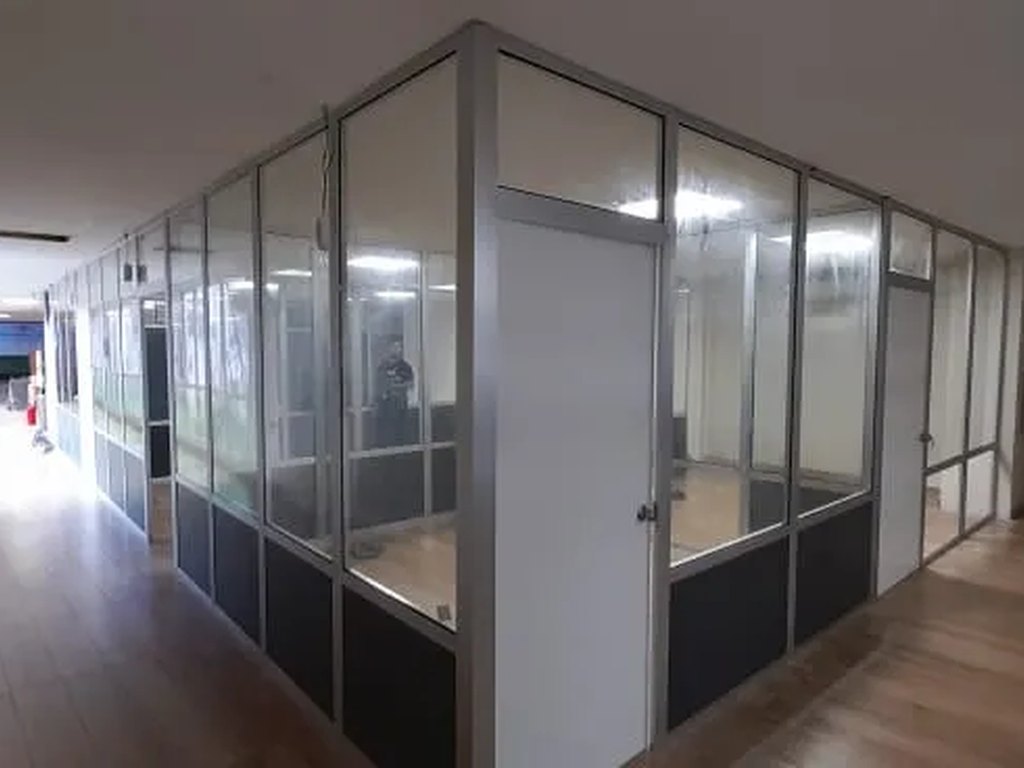 Cerramientos de oficina en aluminio y vidrio realizados por Plus Metal