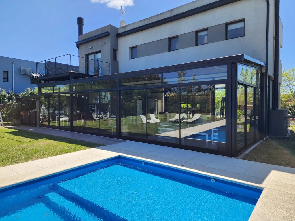Cerramiento de aluminio y vidrio para lavadero realizado por Plus Metal